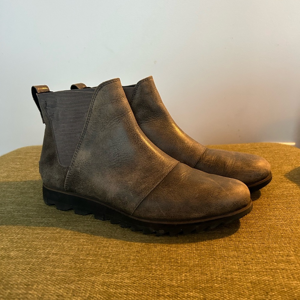 Sorel chelsea style boot Size 9